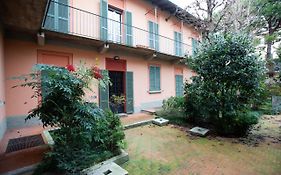 Villa grande con stanze, bagni e giardino